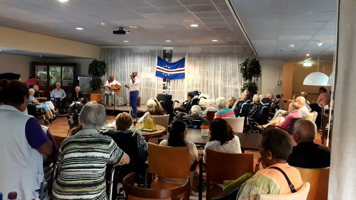 Renske_Senang's tweet photo. Met dank aan de Kaapverdiaanse  organisatie Um bom dia feliz werd het afgelopen woensdag 15  augustus 'een goede gelukkige dag' op loc. Schiehoven van @wijzijnvanaafje. 55 Gasten genoten onder het genot van een hapje en een drankje van Kaapverdiaanse muziek en gastvrijheid https://t.co/Mm3D21uaGB