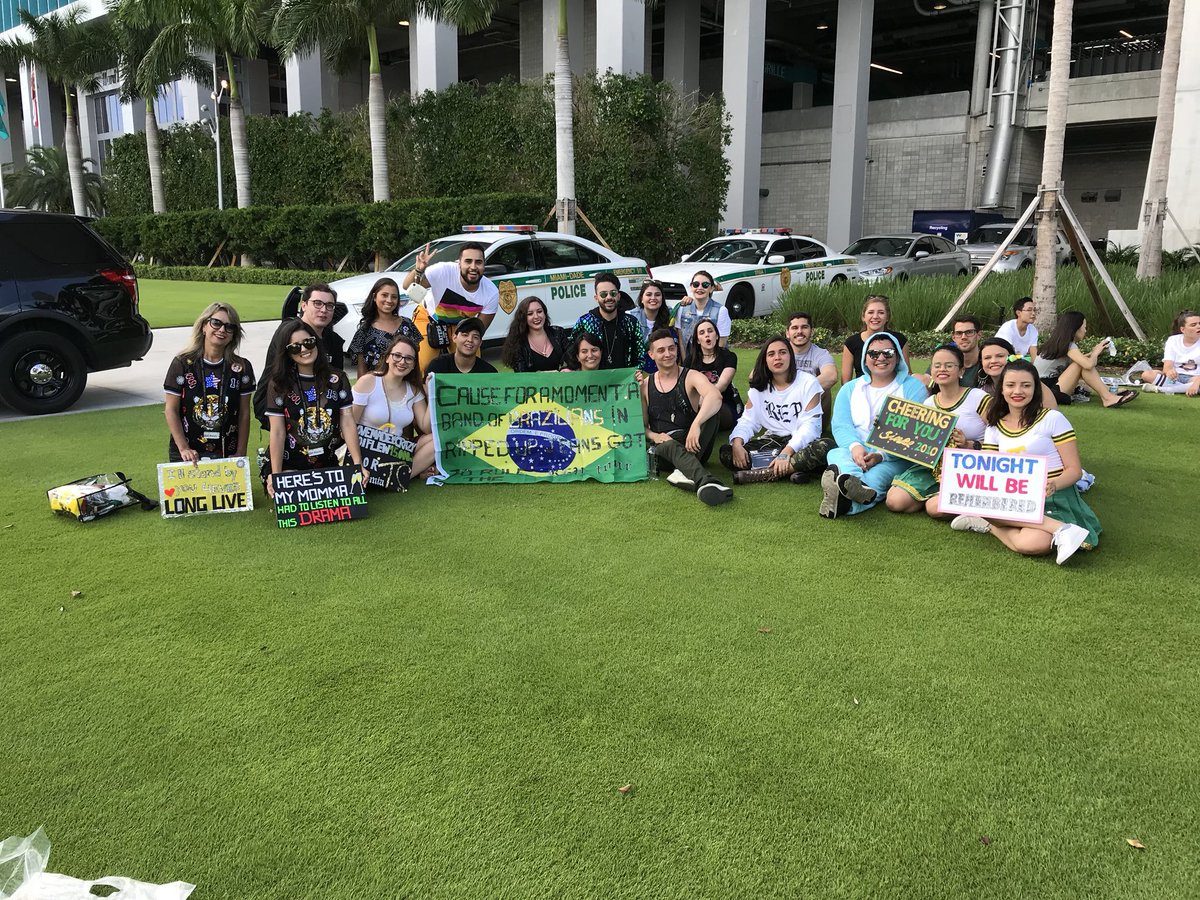 thefolklorian's tweet image. Even more Brazilians arrived now!!! We’re just chilling by the getaway shop 😻😻😻 #repTourMiami @taylorswift13 @taylornation13