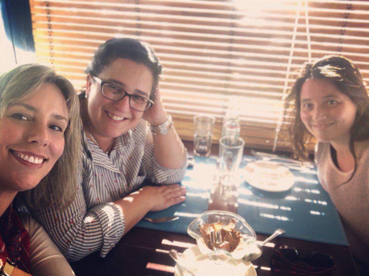 Mamá con mi madrina y mi tía Marce acomodando la venta de números de rifa. Ellas la ayudan! Yo las quiero mucho!!!