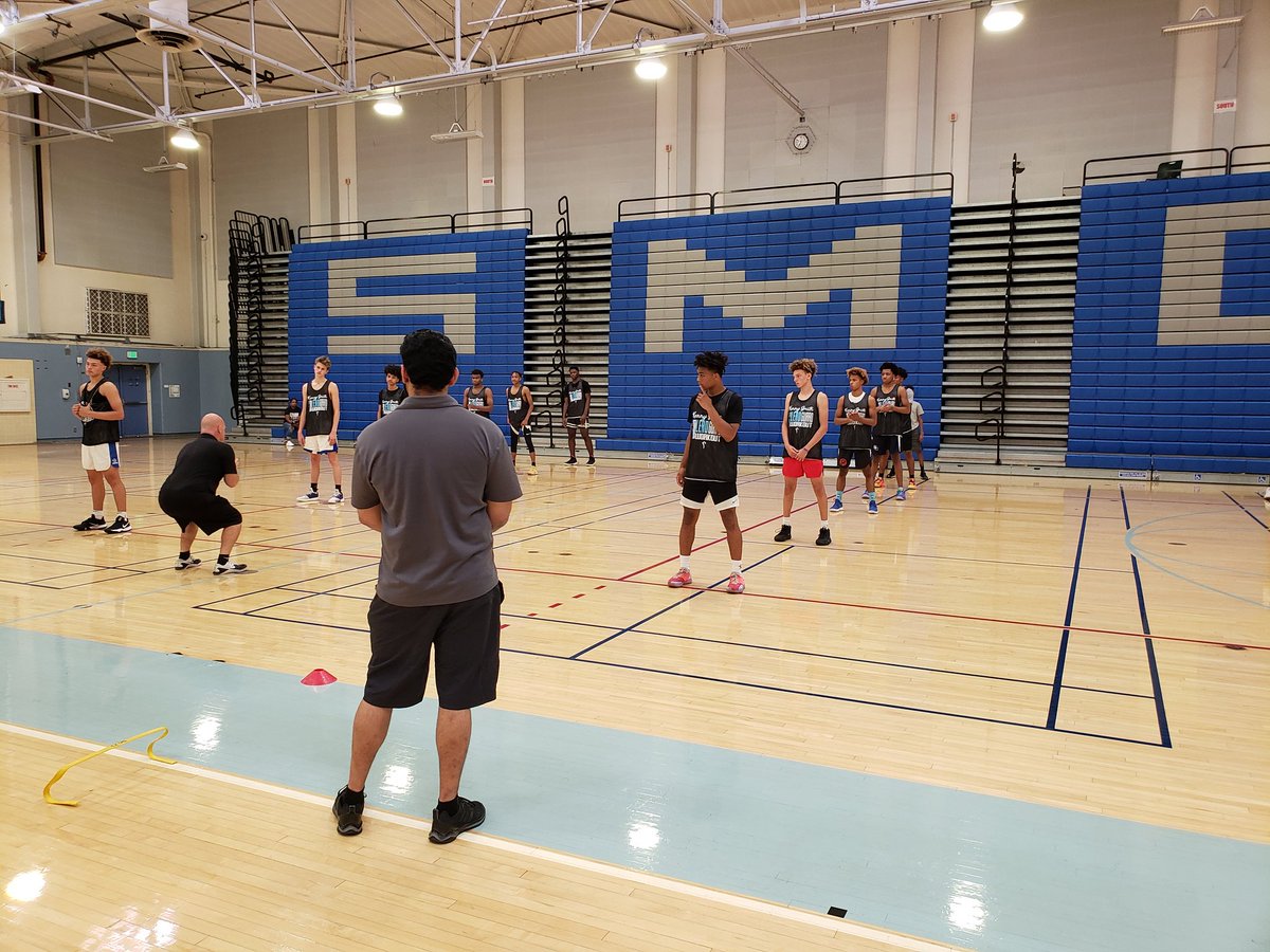 Sid Sharma of @EAISportScience gets today's Kenny 'The Jet' Smith Pangos/Fullcourt Press Lead Guard Camp at Santa Monica College rolling with a dynamic warm-up. Invite-only. 25 top HS guards working-out with a former NBA world champ @areacodes @RonMFlores @FrankieBur