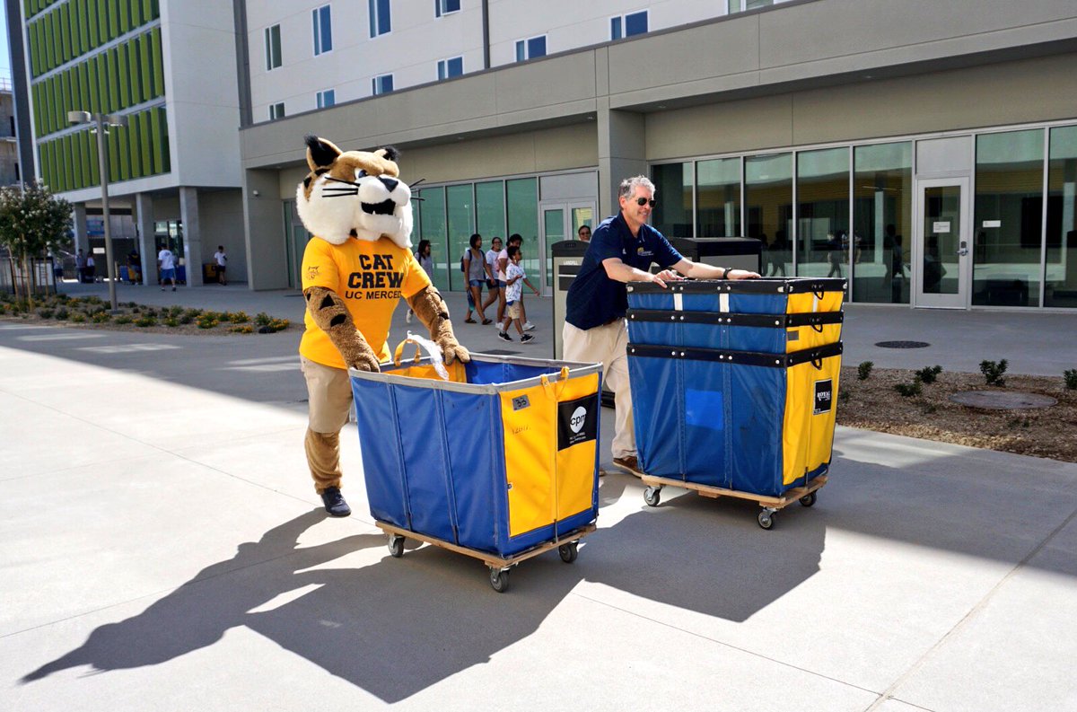 ucmerced's tweet image. #UCMerced move-in weekend continues today and tomorrow. Rufus and Vice Chancellor Charles Nies @NiesUCM greet our new students as we welcome them to campus. #firstgenmerced #UCfirstgen