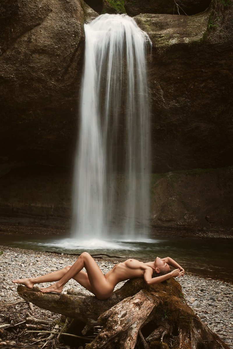 Laura_Sramek's tweet photo. My weekend gift ! 😘
🎥📷Kim Chang
Model : Laura Sramek
#Sept2015
#Switzerland #Art #Photography #Nude #Model #Story #Scenario https://t.co/57WNHrzsMj