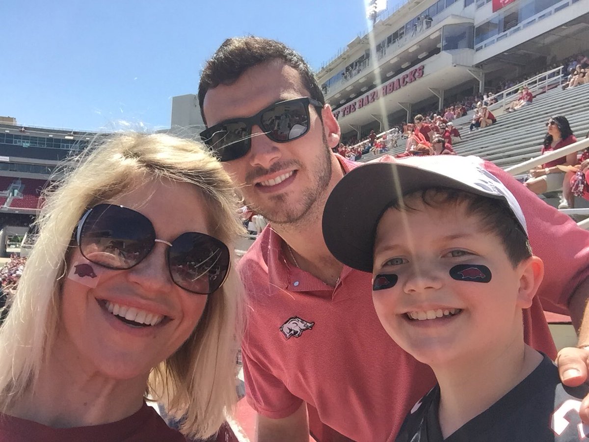 kathy_tolbert2's tweet image. Luke’s pal Brandon said he’s ready for Razorback football too! #firstofmanycelebselfies #wps #springgame2016