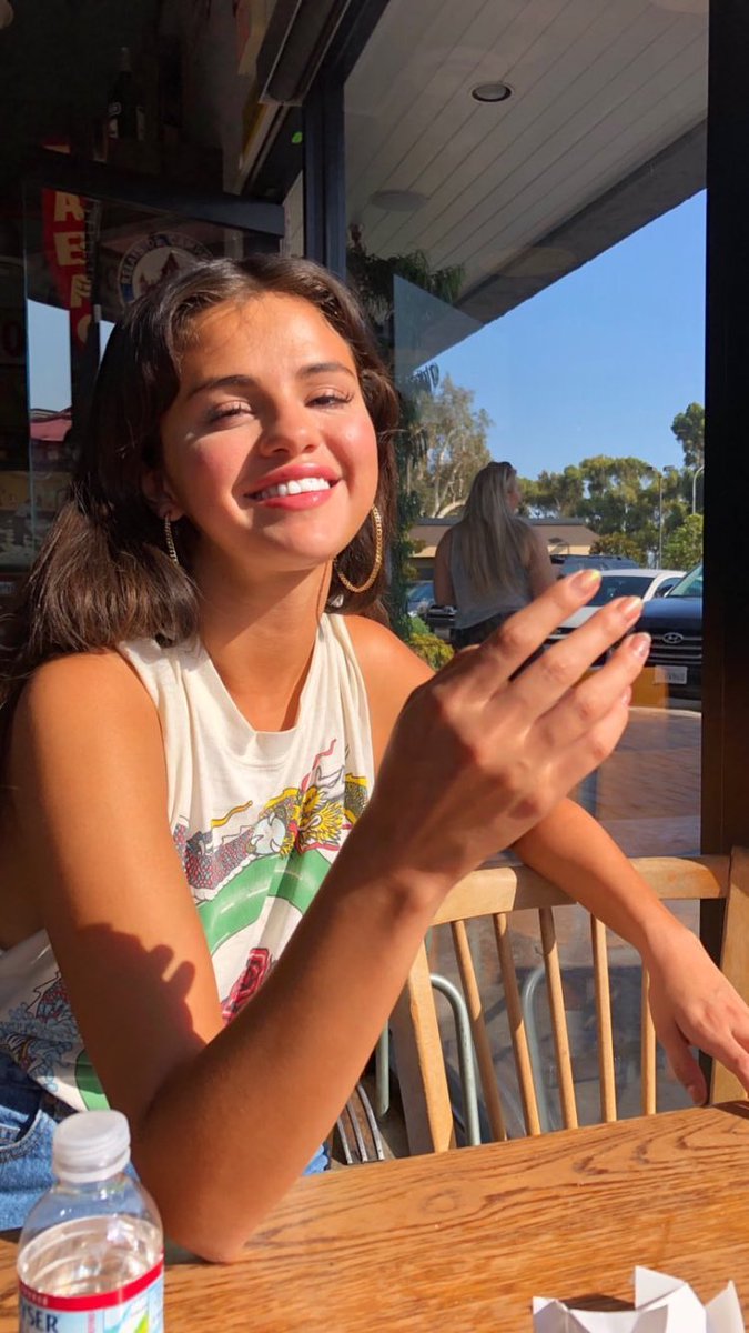 SelenaGomezNews's tweet photo. Selena via Instagram stories. https://t.co/yXxGseMXg0