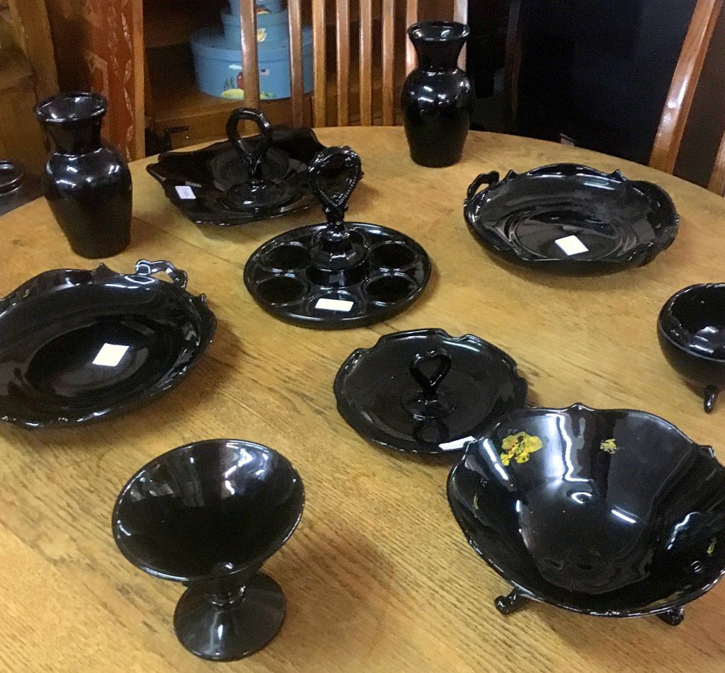 We just a bunch of obsidian glass in! Isn’t it beautiful? If you haven’t seen it before it’s very interesting! 

#obsidianglass #brattleboro #antiquestore