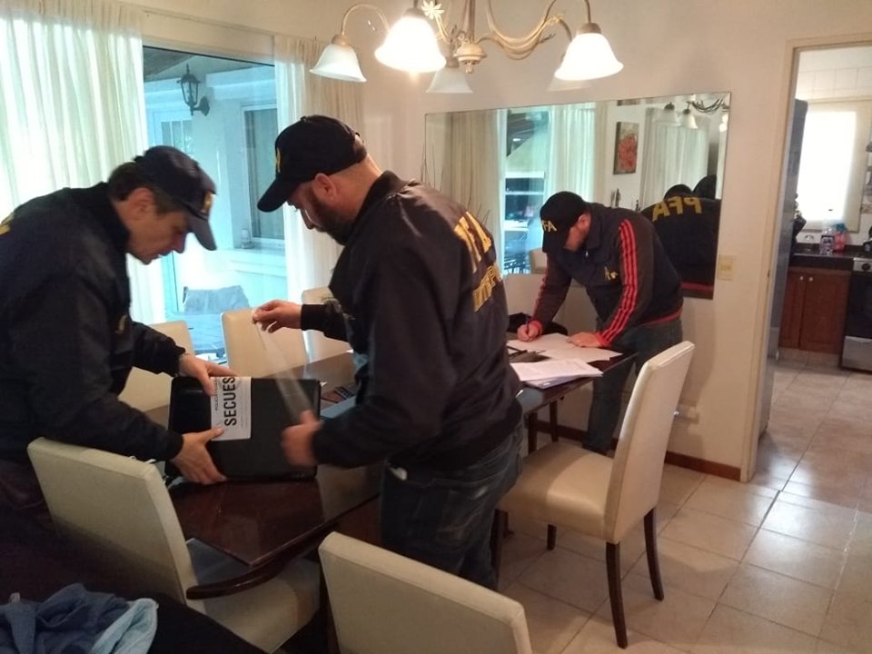 JorgeFavaloro's tweet photo. PFAOficial : Detuvimos en #Tigre #PBA a un matrimonio argentino con pedido de captura internacional por fraude. Trabajamos en conjunto con #Interpol #EEUU 🇦🇷🤝🇺🇸 #Prófugos #PFA #PoliceCoperation #LawEnforcement INTERPOL_HQ https://t.co/18CaC06QX5