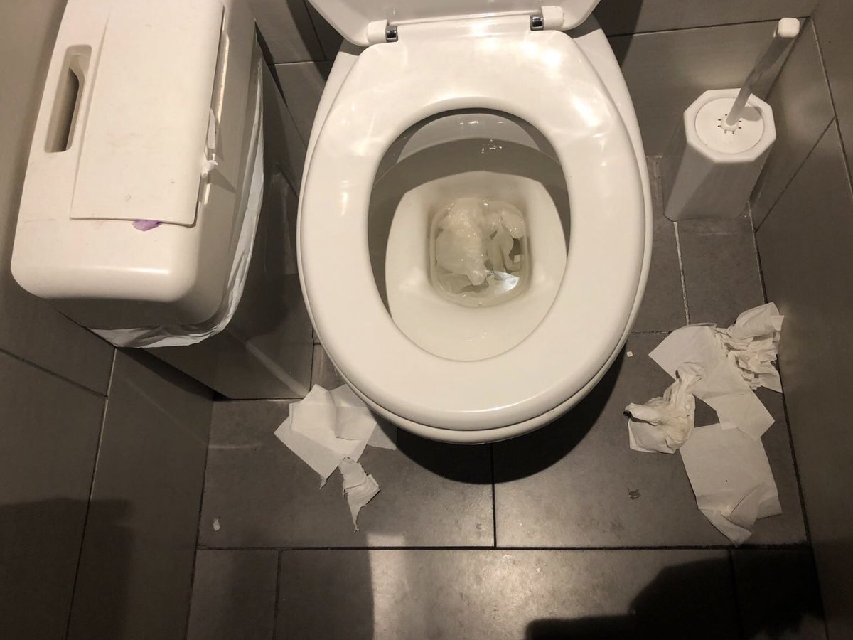 Awful visit tonight <a href="/PizzaExpress/">PizzaExpress</a> #StMartinsLane #London . Greeted by the manager chewing gum in our faces,online booked table not ready although restaurant half empty,dirty sticky menus,filthy toilets,products missing from menu #wontreturn #unacceptable