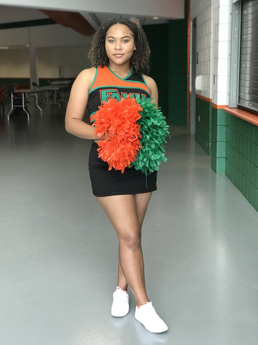 JustJillian_'s tweet image. you know what time it is..🏈💚🧡 #FAMU22 #FAMUCheer