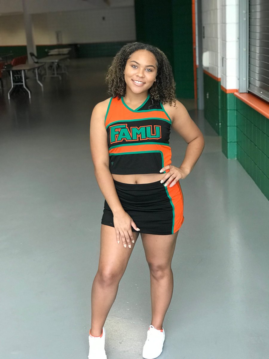 JustJillian_'s tweet image. you know what time it is..🏈💚🧡 #FAMU22 #FAMUCheer