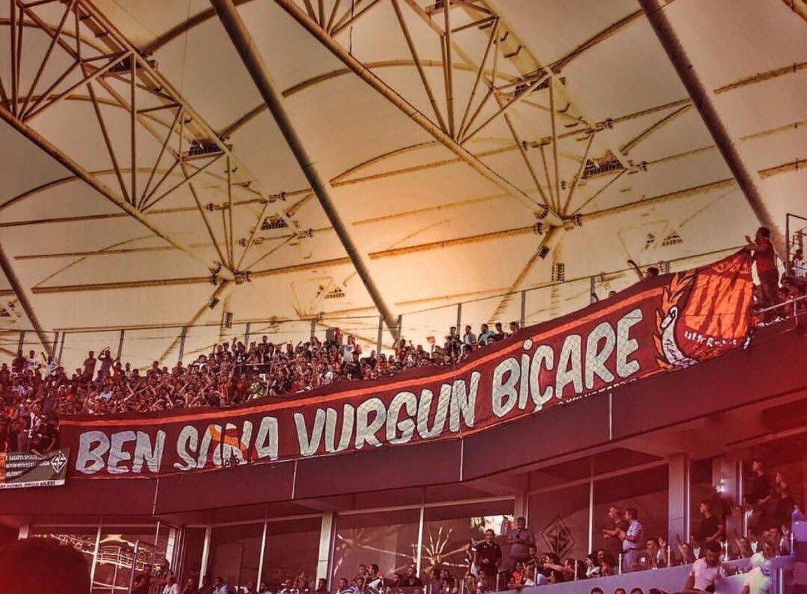 Tek gerçek aşk senmişsin. Üzsende terketmeyen.
Giden sevgilinin ardından el sallarken kendimi kollarında buldum.
GALATASARAY  #BugünGünlerdenGALATASARAY