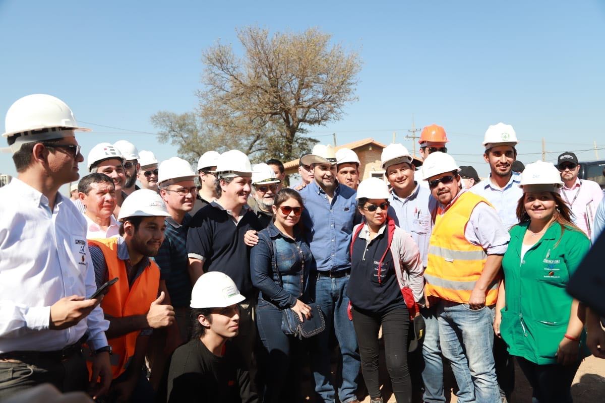 MaritoAbdo's tweet photo. En Loma Plata junto a nuestro ministro del @mopcparaguay @ArnoldoWiens visitamos a los trabajadores del proyecto acueducto y observamos los detalles del proceso construcción. https://t.co/SWlRoApUFs