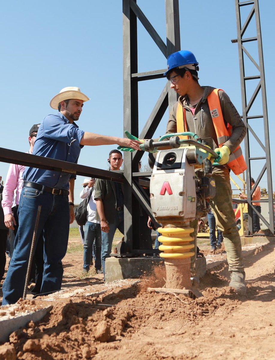 MaritoAbdo's tweet photo. En Loma Plata junto a nuestro ministro del @mopcparaguay @ArnoldoWiens visitamos a los trabajadores del proyecto acueducto y observamos los detalles del proceso construcción. https://t.co/SWlRoApUFs