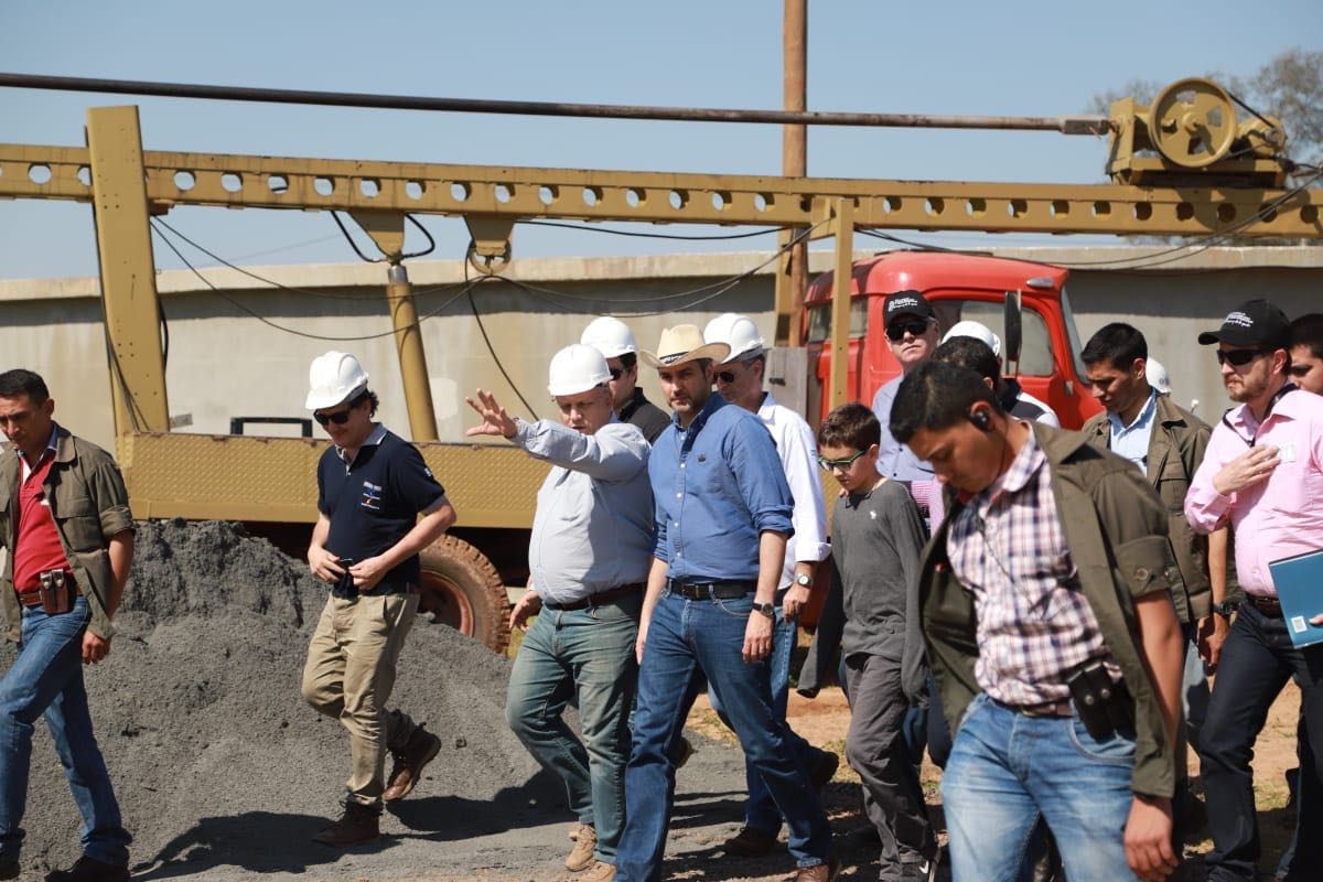 MaritoAbdo's tweet photo. En Loma Plata junto a nuestro ministro del @mopcparaguay @ArnoldoWiens visitamos a los trabajadores del proyecto acueducto y observamos los detalles del proceso construcción. https://t.co/SWlRoApUFs