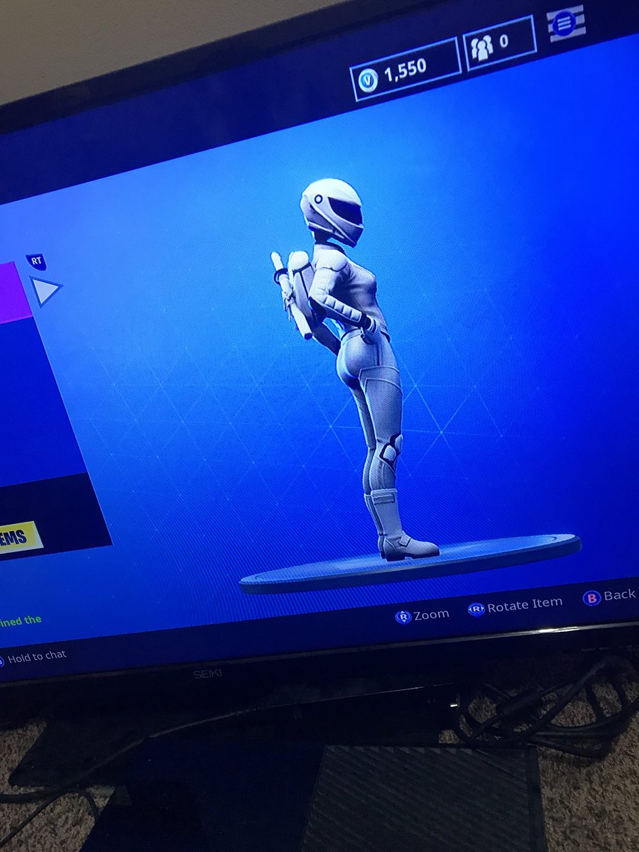 Disotoang's tweet photo. @FortniteDaily @FortniteBR She’s supposed to have a neck right? 😂 https://t.co/wJdykCjXjF