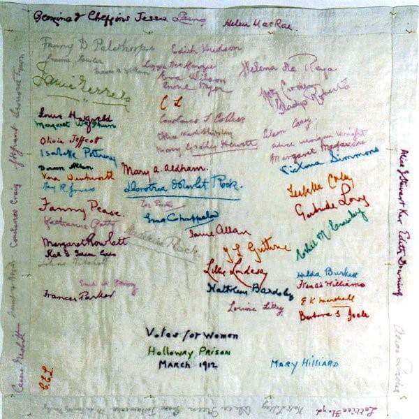 VictoriaVirtude's tweet photo. Pañuelo bordado con firmas de Frances Parker y 65 mujeres #sufragistas que fueron detenidas en la prisión de Holloway (Londrés), en 1912. Muchas de estas mujeres fueron torturadas en repetidas ocasiones por luchar por los derechos de las mujeres. 
Nunca nos olvidademos de ellas. https://t.co/SDpfiCquau