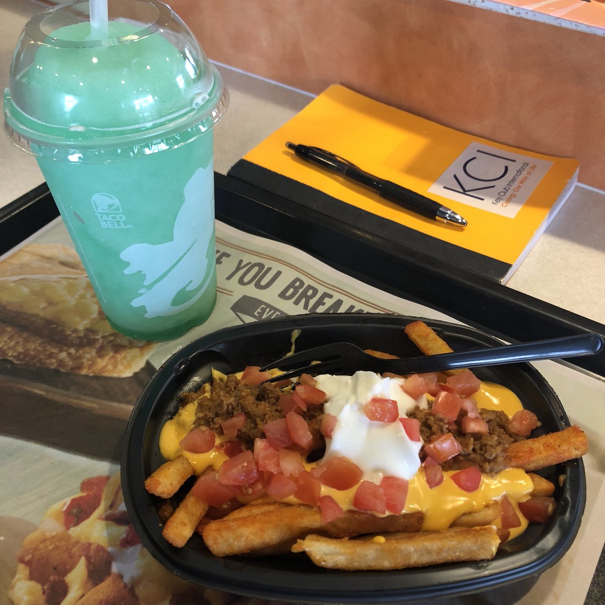 LennardKeyClub's tweet photo. Officer meeting at @tacobell! 🌮🛎
Making plans for a great year of service 💙🔑 https://t.co/svKovJkLWm
