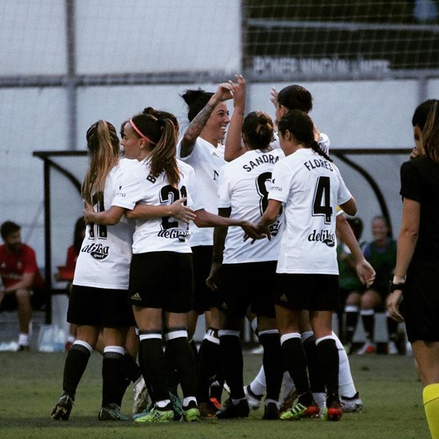 Cris_Ruiperez's tweet photo. ⚽️🦇Vuelven los abrazos de gol. Seguimos con la puesta apunto para la temporada 18/19.
•
•
•
#AmazonasVCFF #ValenciaCF #ValenciaFemenino #LigaIberdrola #FútbolFemenino #Futfem #SomVCF #SomFemení #AmuntValencia #AmuntSempre #VCFEternoJuntoATi #Mism… https://t.co/DXqRe5CRh9 https://t.co/f9rFopI3sX