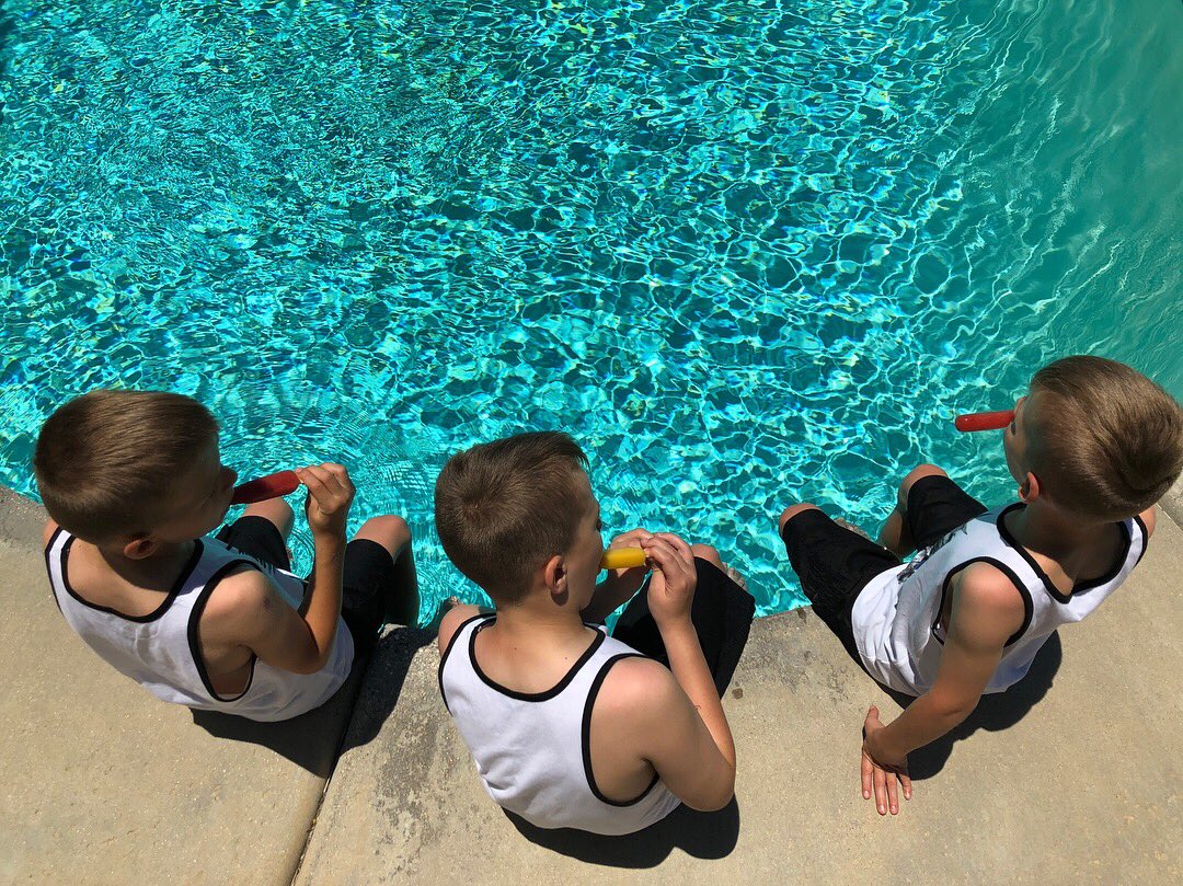 familyfunpack's tweet photo. #PopsiclePartner It's been a fun summer for all of us! Some of our favorite moments? Enjoying new @Popsicle Fruit Pops, lounging by the pool, and having #REALSummerFun. My kids and I love these new pops from Popsicle that are made with real fruit and just 5 simple ingredients. https://t.co/JpahcIvF2o