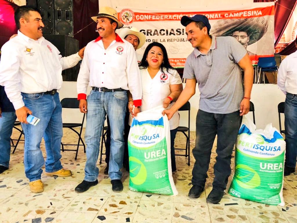 MaritzaMarinM's tweet photo. #Tepeyahualco participé esta tarde en la entrega #PIMAF que con el respaldo de nuestro líder @hernandezderas la @cncpuebla gestiono ante @SagarpaPue en beneficio de productores de la región #Libres. Agradecemos al Delegado Germán Bernat, por su disposición. @CNC_CEN https://t.co/QbCxAI8bKP