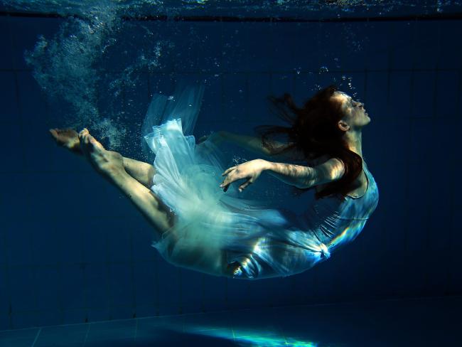 The most beautiful photos you will see this week! <a href="/TobyZerna/">Toby Zerna</a> captures dancers from  <a href="/TheAusBallet/">Australian Ballet</a> underwater as they prepare for Ballet Under The Stars <a href="/dailytelegraph/">The Daily Telegraph</a> #insider bit.ly/2L4MvL5