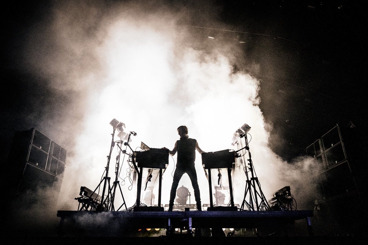 .@RichieHawtin laat #LL18 weer zien waarom hij al 25 jaar zo’n grote naam is. Constant heb je het gevoel dat er iets kan gebeuren. En net als je denkt dat het plankgas rechtdoor gaat, laat hij 3⃣ verdiepingen lager het onheilspellend donderen. 3voor12.vpro.nl/update~f6bd9d6…