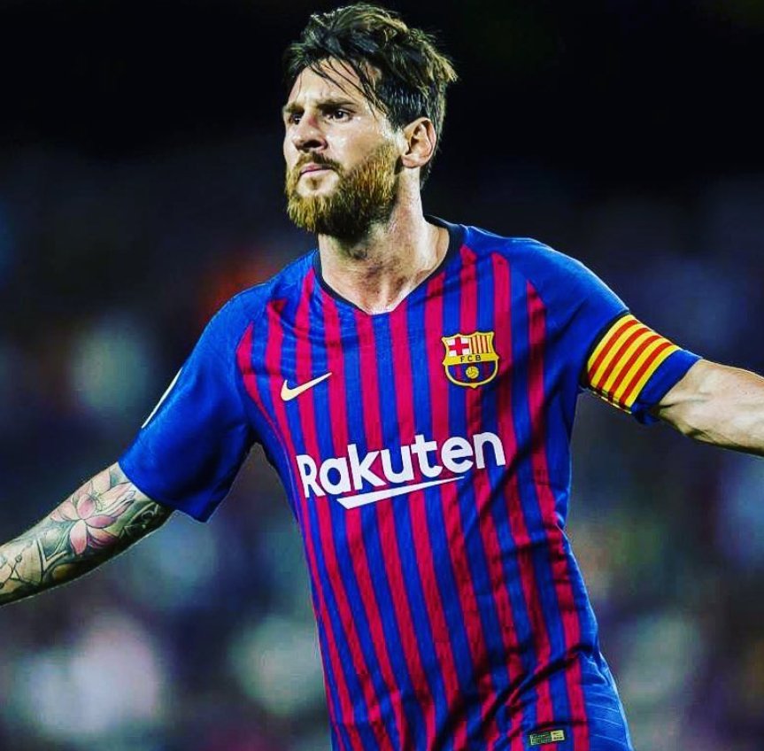 InvictosSomos's tweet photo. Negar su superioridad sobre el resto es engañarse. El que mejor juega a esto. No solo marca goles como si estuviera en el recreo, sino que asiste, regatea, genera, distribuye y maneja. EL FUTBOLISTA TOTAL. https://t.co/kykSvJQCDe