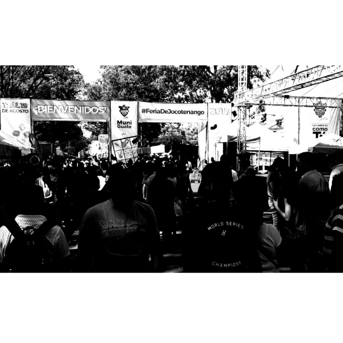 Zertarap's tweet photo. 📷Photo by. Edgar Cardona
.
Gracias a bandida que llegó y a la que obviamente ya estaba allí. 😉
Primera vez que veo conocidos jajaja ¡Vamos por más! 🔥
.
#FeriaDeJocotenango
#FeriaJocotenango #Zerta #zertarap #siguelamusica #Guatemala #rapdesdeguatemala #music #rap https://t.co/rwy57RJYhK