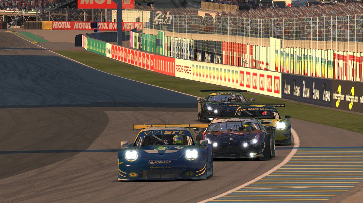 V12Simracing's tweet photo. Nueve horas de carrera y @alesilra17 se baja del coche para que sea @YerayRguez quien se ponga a los mandos del Porsche 991 RSR.
Estamos situados en la posición 20 tras nueve horas de carrera y continuamos sin un solo roce en la chapa.
#iRacing24hLeMans #DriveForTeam https://t.co/vJ6mk6af16