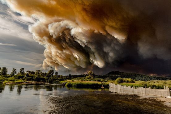 Hey #Canada!🇨🇦

1000s of #firefighters &amp; #EM pros are giving their all to protect the lives &amp; homes of 10000s impacted by #BCWildfires.

Today it’s bad.

They’ll never ask for recognition. But they hear you! Pls let them know they’re in your thoughts! 
#VFRS

Photo: David Luggi
