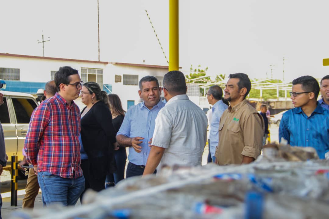 willy_casanova's tweet photo. Junto al ministro para el Ecosocialismo, @HeryckRangel, realizamos un recorrido en los espacios de #Recimara, proyecto que nació como parte de las acciones que desde la @alcaldiademcbo adelantamos para resolver el problema de la basura de manera estructural y definitiva. https://t.co/04FBULsqvl