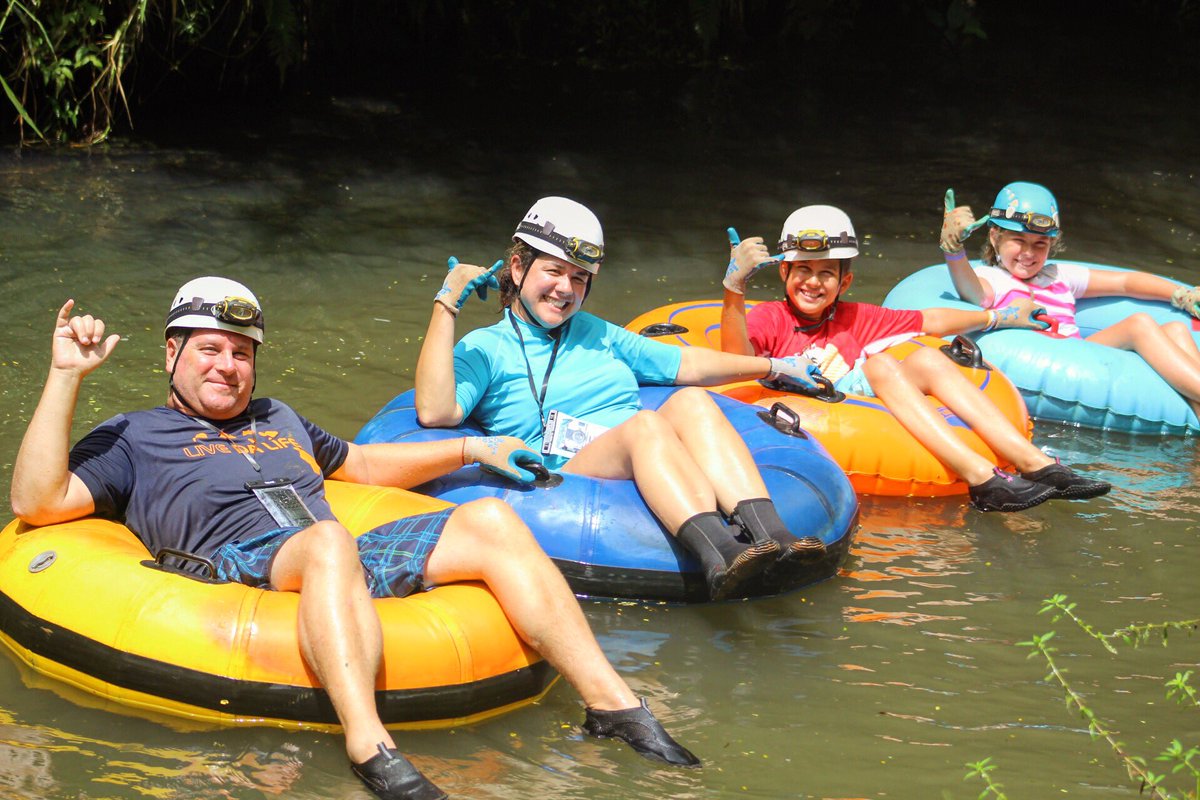 A family that goes tubing together, stays together!👨‍👩‍👧‍👦#🙌🏾❤️👨‍👩‍👧‍👦✨🏞🤙🏾🤙🏾 #tubingkauai #kauai #kauaitubing #kauaibound #lethawaiihappen #hawaiitubing #tubinghawaii #ohanameansfamily #ohanaforever