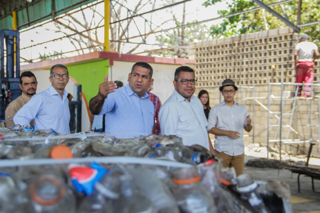 willy_casanova's tweet photo. Junto al ministro para el Ecosocialismo, @HeryckRangel, realizamos un recorrido en los espacios de #Recimara, proyecto que nació como parte de las acciones que desde la @alcaldiademcbo adelantamos para resolver el problema de la basura de manera estructural y definitiva. https://t.co/04FBULsqvl