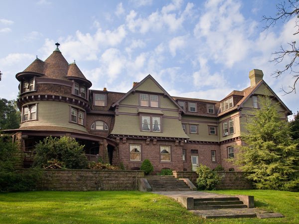 AuctionEngine's tweet image. You have got to see the inside of this stunning, Gothic mansion built by the famous Philly architect Frank Furness. It's going up for auction late September zurl.co/Nqho