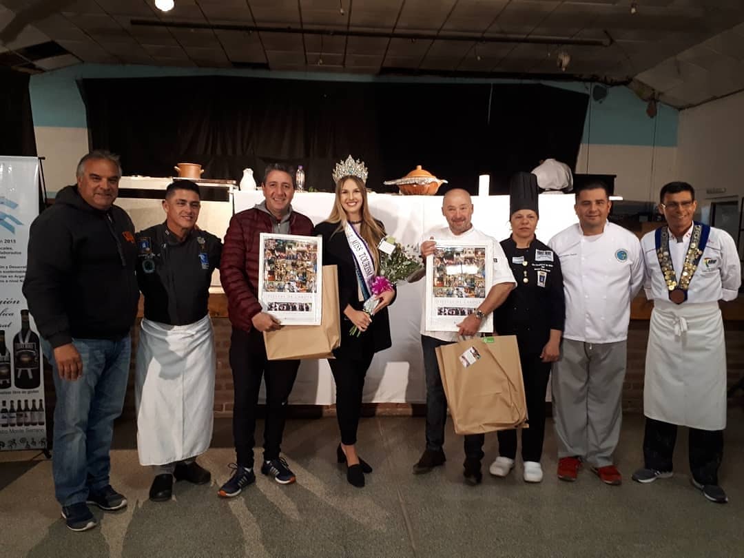 danielsalibi's tweet photo. Segunda y última jornada de Conjunción de Aromas Ancestrales. De primer nivel los Chef Internacionales que nos mostraron sus técnicas culinarias y productos típicos!!
Me di el gusto y cociné con @alinaakselrad Miss Sudamérica que acompañó el evento.Gracias por estar en Mendiolaza https://t.co/orOgbqxPc4