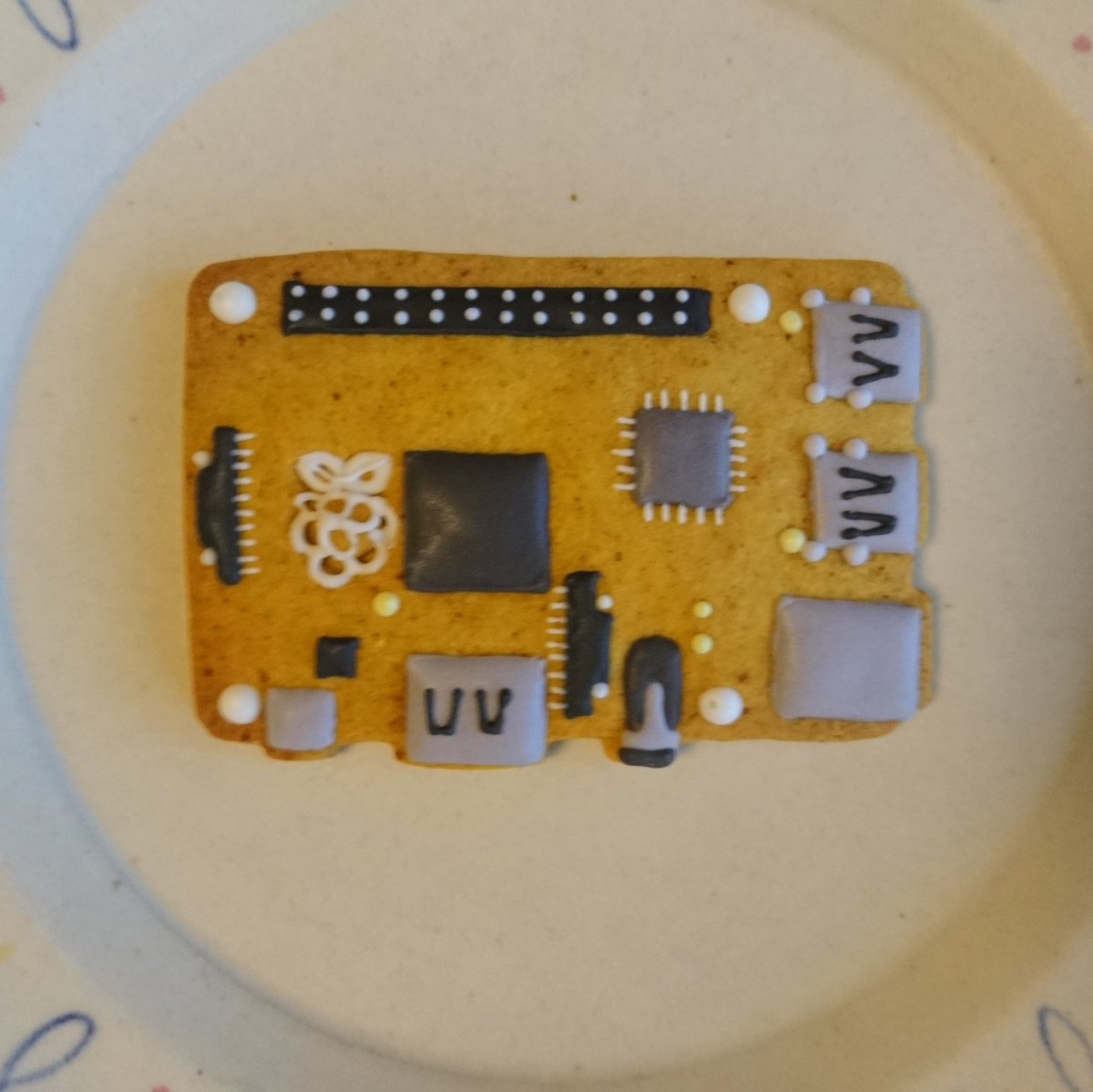 kumahhh's tweet photo. #RaspberryPi クッキー食べてしまった。旨かった。 #breadboardbaking #mftokyo2018 https://t.co/dUqpARJorn