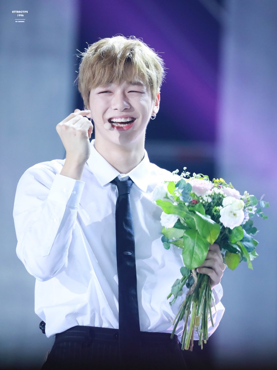 Nih dapet bunga sama lopek dari aa. Sebagai tanda 2 bulanan <a href="/guanlaixlin/">Guan Lai</a>