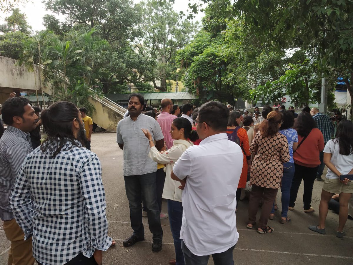 icindngr's tweet photo. Thanks @ChetanAhimsa @MohanDaasari & @srinualavilli for joining us at #BDAComplex #Indiranagar. #TourofTrees with @swarathma https://t.co/1UaZLOZDe1