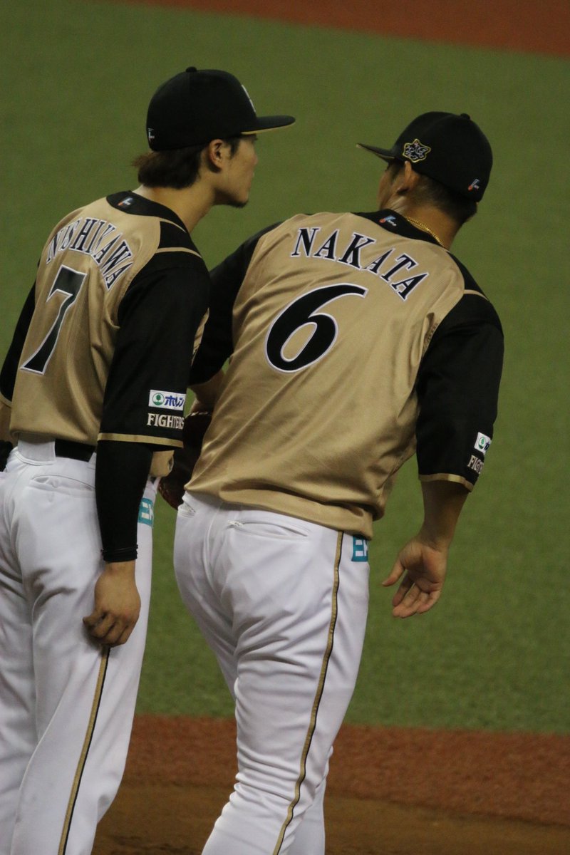 あかこふぉと En Twitter L F メットライフd 守備位置に向かう時いきなり背後にぬーっと現れ びっくりした翔さんにどつかれる西川遥輝さんwwwww 中田翔 西川遥輝