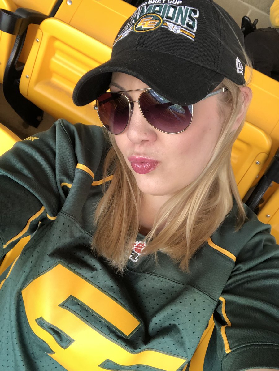 SportPrincess89's tweet image. Only took 7 tries but I think I #nailedit! #GoEsksGo #duckface #CFLGameDay #footballkisses