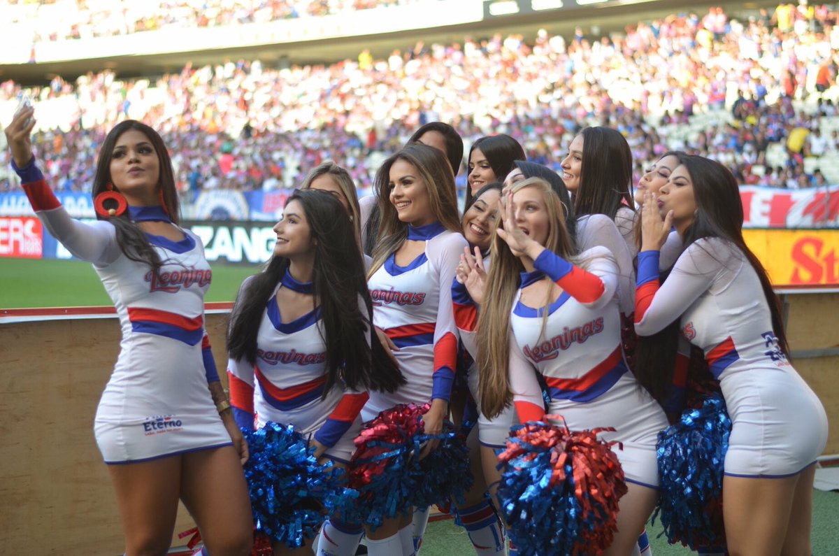 É um tchau ou um Olá?! Fica aí o questionamento...