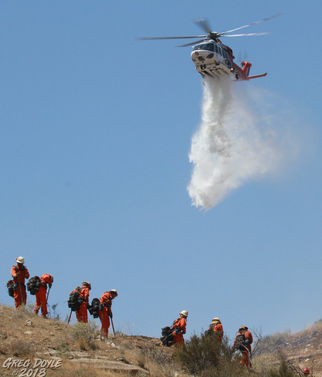 GregDoyle50's tweet image. Fire-5 from @LAFDAirOps assists a ground crew with a water drop at the #DulceFire in Agua Dulce this afternoon.  @LACoFDPIO @LAFDtalk @LAFD #automaticaid #aw139