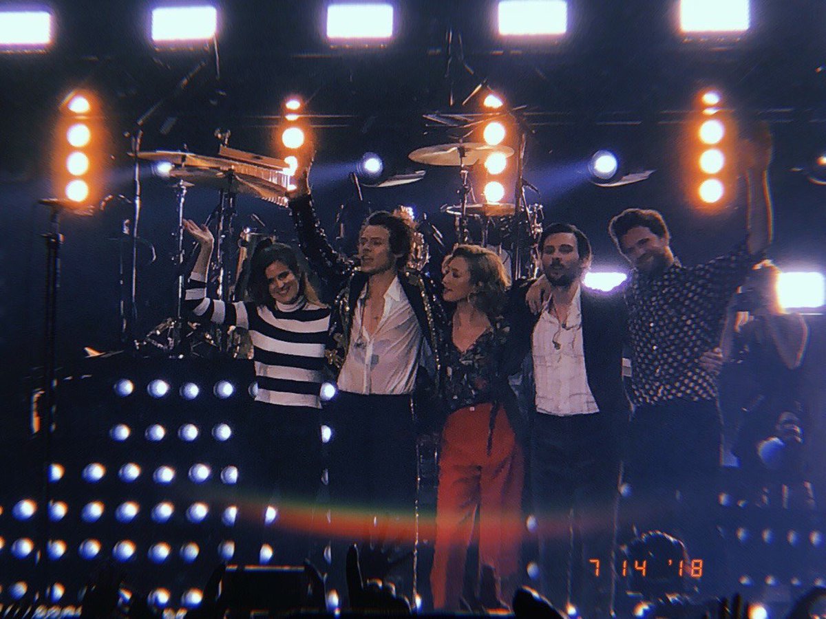 beaadmires1D's tweet photo. im not crying, you are? https://t.co/5GiCkyG8XD