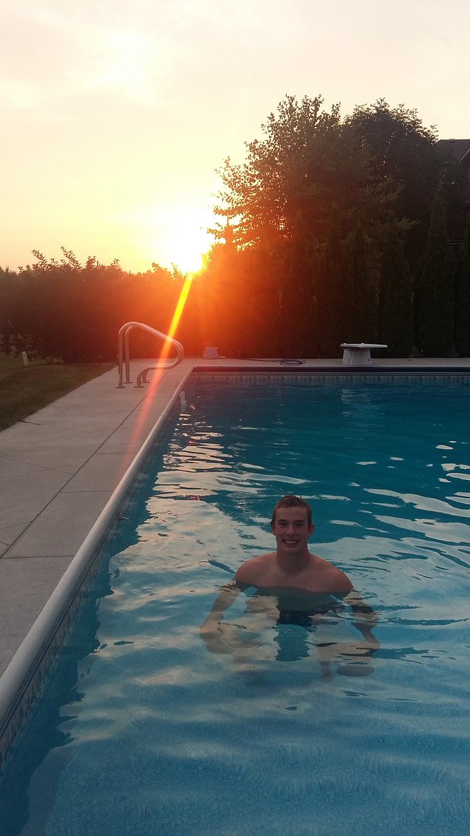 witke_sarah's tweet photo. #parksidepicturechallenge #sunset #nephewfun https://t.co/TKlmOpYgZ3