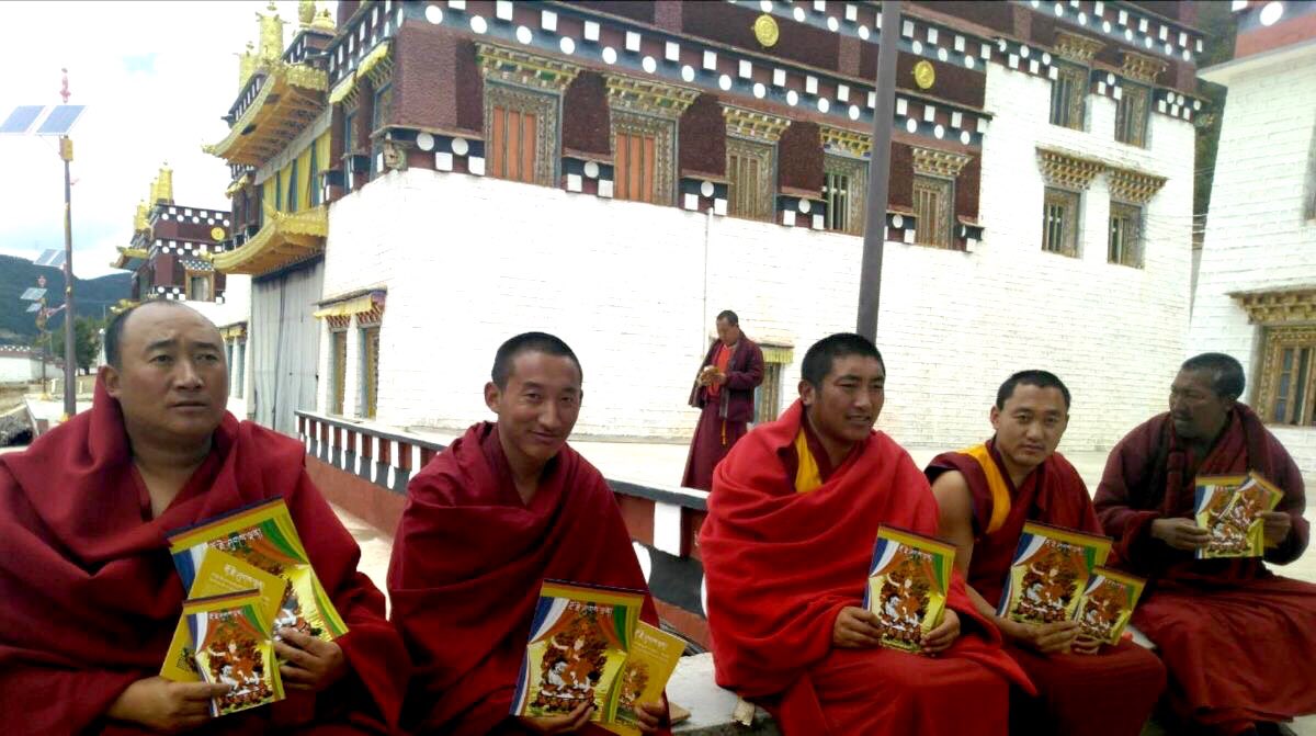 AniLobsangPema's tweet photo. Monks and friends in Tibet happily receiving information and images of Dorje Shugden ❤️ learn more: https://t.co/qHPkQyUI6g

➡️ Follow @tsemtulku
#Tibetans
#Tibetan
#Tibet
#DalaiLama
#tsemtulku
#DorjeShugden
#humanrights
#FreeTibet
#Dharamsala
#Buddhism
#Nepal
#Mongolia https://t.co/eyUSaLPuqT