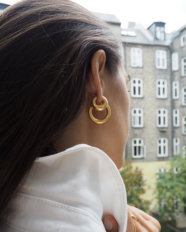 anoteonstyle's tweet photo. Love the mini-chunky matte gold hoop by @janekoenig Today on the blog... #danishdesigners #copenhagen #scandistyle #danishjewelry vibes #inspiredstyle #keepitreal #agelessstyle #effortlessstyle #styleatanyage #whatiwear #whatiwore #effortless #classic #… https://t.co/EANvdsZi9r https://t.co/beSs5za304