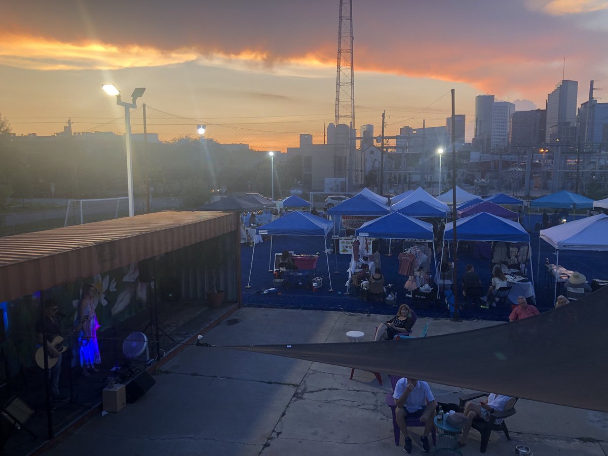 BlueFieldMarket's tweet photo. Sunset like whoa at BFM! #houston #sunset #htxsunset https://t.co/bVESMUCQRm