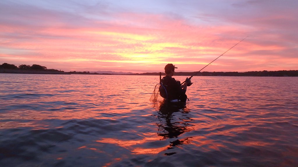 Taku_seabass24's tweet image. 昨日の涸沼デイゲーム。
イナッコの群れにシーバスが依存している感じ。

可愛いチビが多い中...
沖でかけた瞬間のエラ洗いが凄かった。。

77cmと良型のいい魚に出会えました✨👍

楽しい。

#遠征
#longin
#リアルキッス