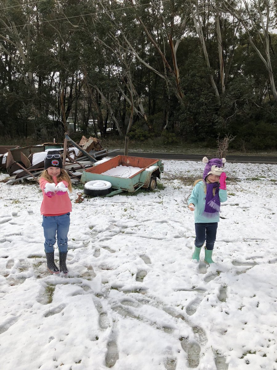 hendo362's tweet photo. Tayla &amp; Rylee Henderson having fun in the snow at Poppy’s house at Newbury Vic at 10am!! @7NewsMelbourne @JaneBunn https://t.co/LzPqag79Sb