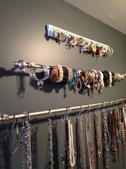 DanielleMillerv's tweet photo. Check out this very inexpensive jewelry hack to store your bracelets!! Curtain rods can be found just about anywhere at a very cheap price.
#jewelryhack #bracelets #inexpensive
#curtainrod #fashiontip #accessorize https://t.co/IdnEyIH447