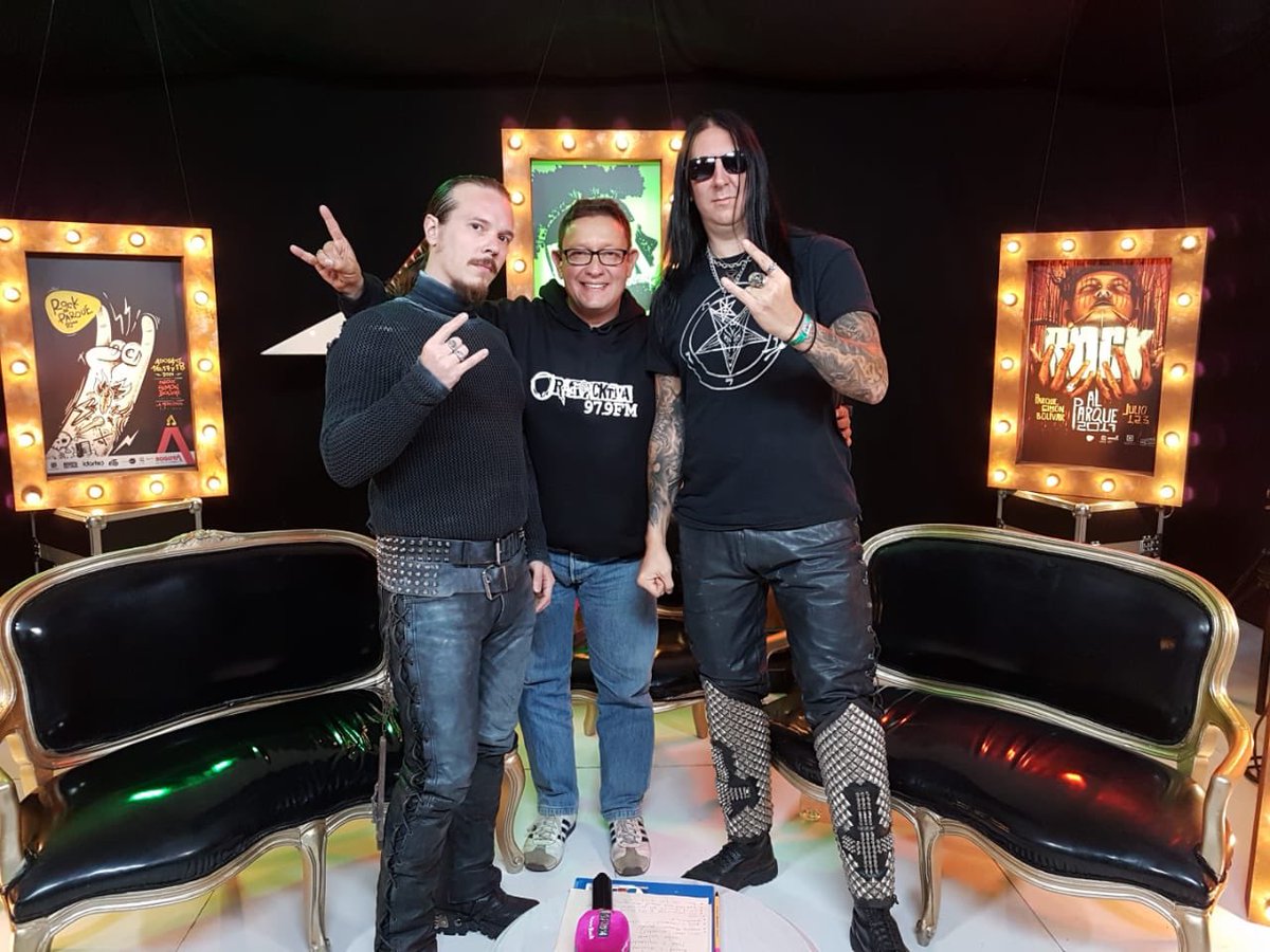 Radioacktiva_'s tweet photo. El maestro @juankiss67 la pasó pero mal ¿no creen? Solo vean las fotos #AngelusApatrida #Masacre #ImplosionBrain #DarkFuneral #DarkTrankility #RadioacktivaAlParque https://t.co/6ta0QlrKpY